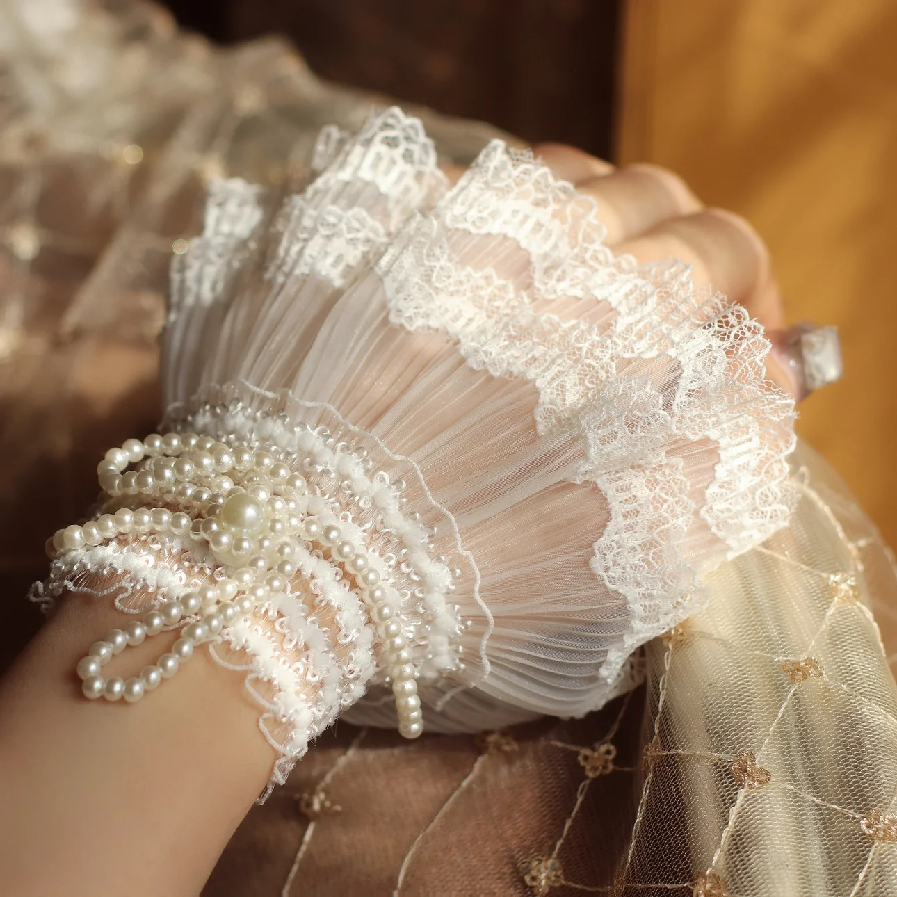 Lolita Accessories White Two-layer Lace Bridal with Pearl Hand Sleeves